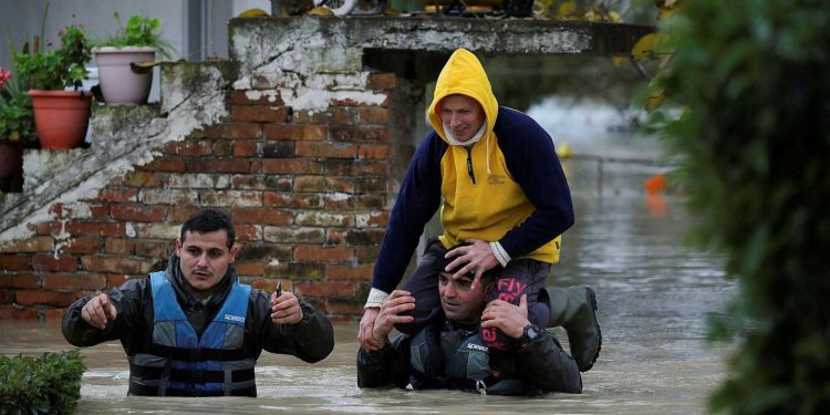 Shirat përmbytin jugun. Evakuohen banorët (foto)