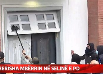 Vijon përplasja mes demokratëve. Mbështetësit e Berishës shqyejnë derën e selisë blu për të hyrë brenda (foto)