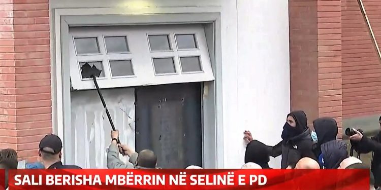 Vijon përplasja mes demokratëve. Mbështetësit e Berishës shqyejnë derën e selisë blu për të hyrë brenda (foto)