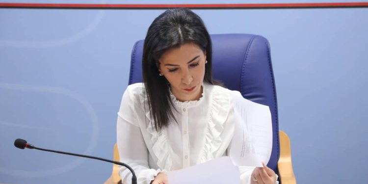 Ministrja Kushi mbyll shkollat nga e hëna në të mërkurë. Shkak i ftohti polar që përfshin Shqipërinë