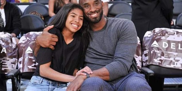 Dy vjetori i ndarjes nga jeta të Kobe Bryant/ Artisti Medina e përkujton duke e memorizuar bashkë me të bijën në skulpturë