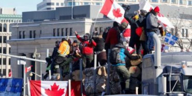 Kanada/ Vazhdojnë protestat e kamionistëve kundër vaksinimit. Trudeau lë qytetin