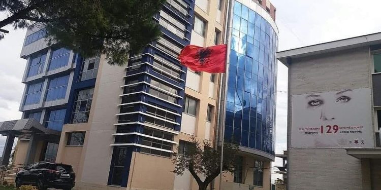 Vdekja e 3 vjeçarit, policia e Fierit arreston edukatoren (foto)