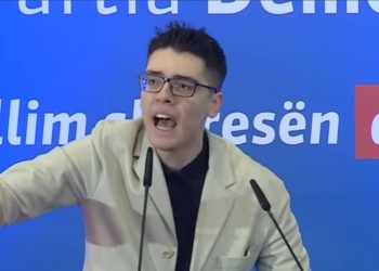 Politika e re në PD/ Djaloshi nga Shkodra imiton Sali Berishën