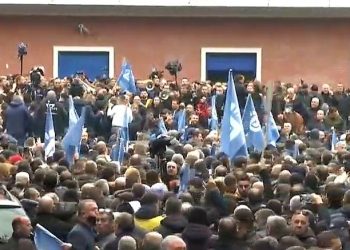 Berisha me të vetët rrethojnë selinë e PD: “Sot ia marrim Lul shëmtirës!”