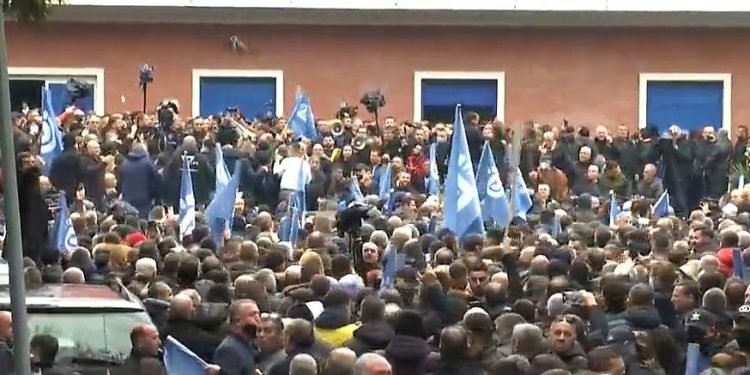 Berisha me të vetët rrethojnë selinë e PD: “Sot ia marrim Lul shëmtirës!”