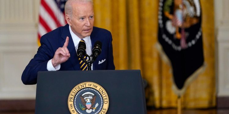 “Largohuni tani! Situata mund të përkeqësohet nga çasti në çast”/ Biden u bën thirrje qytetarëve amerikanë të lënë menjëherë Ukrainën