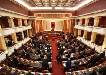 PD dhe PS miratojnë zgjatjen  e  vettingut, Komisioni i Rithemelimit deklaron se sot u votua për kapjen e drejtësisë