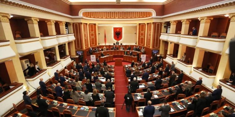 PD dhe PS miratojnë zgjatjen  e  vettingut, Komisioni i Rithemelimit deklaron se sot u votua për kapjen e drejtësisë