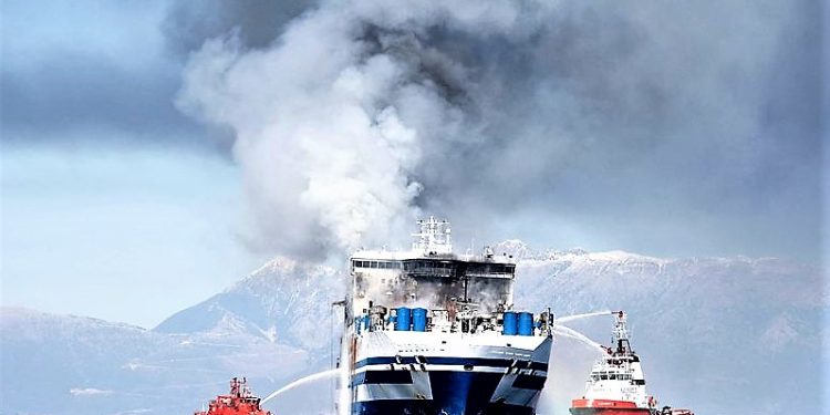 Gjendet gjallë një prej pasagjerëve në tragetin që mori flakë. Fjalët e  para: “Më thoni që jam gjallë”