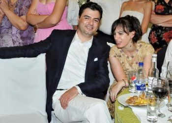 “Çdo ditë që kaloj me ty, është dita ime e preferuar”. Bashkëshortja i uron Bashës Shën Valentinin,  me një thënie të “Winnie the Pooh”