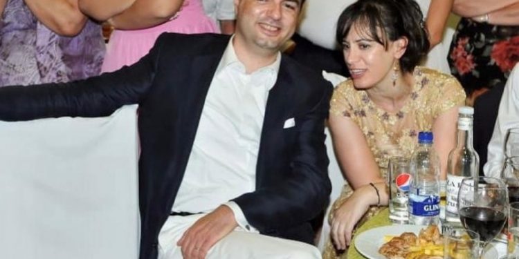 “Çdo ditë që kaloj me ty, është dita ime e preferuar”. Bashkëshortja i uron Bashës Shën Valentinin, me një thënie të “Winnie the Pooh”