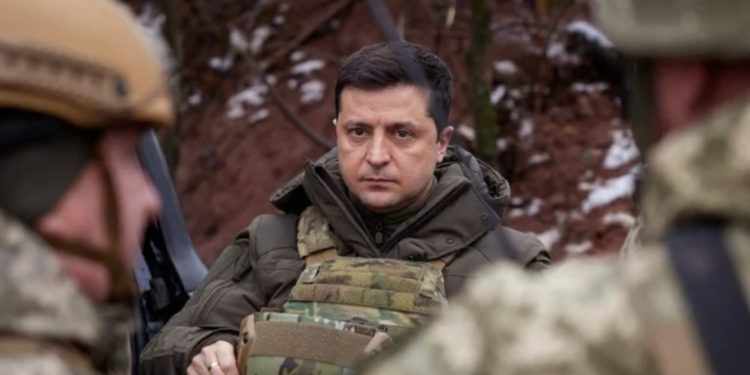 Zelensky refuzon evakuimin prej amerikanëve, “Lufta bëhet këtu. S’kam nevojë për xhiro, më jepni antitankë”
