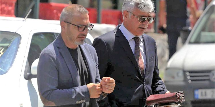 Dënimi i Tahirit/Gjyqtarët shprehen se ka përfituar nga njerëzit e krimit,  avokati Haxhia e cilëson skandaloz:”E bënë  të kënaqnin pritshmëritë e shoqërisë”