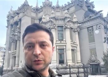 Zelensky-ukrainasve: “Jam këtu, nuk kam ikur. Mos i hidhni armët, do mbrojmë vendin”