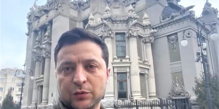 Zelensky-ukrainasve: “Jam këtu, nuk kam ikur. Mos i hidhni armët, do mbrojmë vendin”