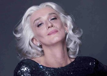 Italianët po çmenden pas  Drusilla Foer! Kush është zonja që pushtoi skenën e Aristonit, në Sanremo?