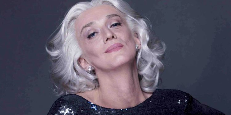 Italianët po çmenden pas  Drusilla Foer! Kush është zonja që pushtoi skenën e Aristonit, në Sanremo?