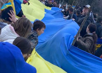Shqiptarët protestojnë kundër pushtimit të Ukrainës para Ambasadës Ruse (foto)
