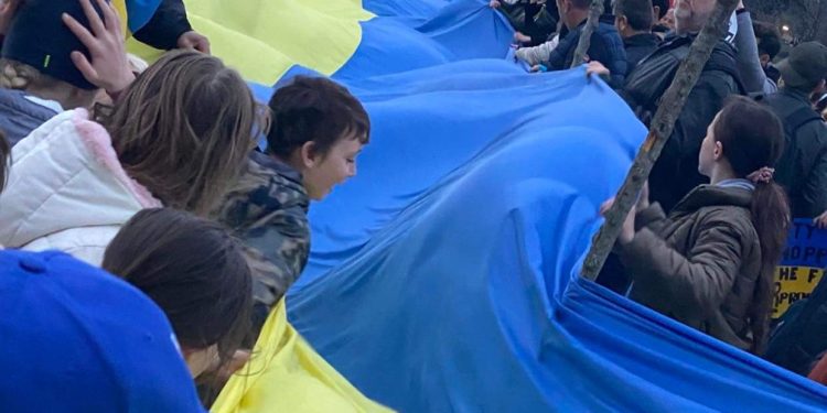 Shqiptarët protestojnë kundër pushtimit të Ukrainës para Ambasadës Ruse (foto)