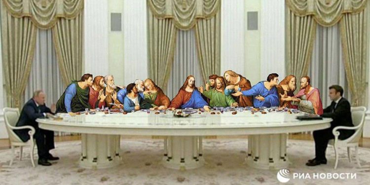 Vazhdojnë memet në rrjet për takimin Putin-Macron. Mes tyre edhe një simulim i “Darkës së fundit”