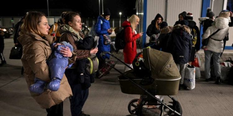 Kombet e Bashkuara mendojnë se më shumë se 10 milionë njerëz mund të lënë Ukrainën për shkak të luftës