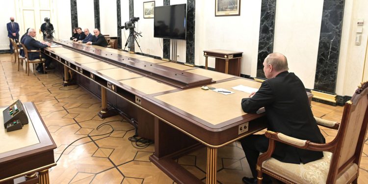 BBC pezullon punën në Rusi. Putin nxjerr ligjin që dënon me 15 vite burg ata që japin “fake news” mbi konfliktin Ukrainë-Rusi