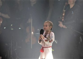 Mallëngjen me zërin e saj 7 vjeçarja ukrainase.  Nga vendstrehimi, këndon në skenën e madhe të Lodzit në Poloni