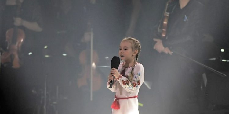 Mallëngjen me zërin e saj 7 vjeçarja ukrainase.  Nga vendstrehimi, këndon në skenën e madhe të Lodzit në Poloni