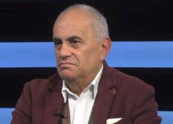 “Nxënësve u uroj ta shohin çdo mësues që pranon byzylyqe, unaza e brekë, si legen”. Mesazhi i Artan Fugës, për  Ditën e Mësuesit*
