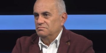 “Nxënësve u uroj ta shohin çdo mësues që pranon byzylyqe, unaza e brekë, si legen”. Mesazhi i Artan Fugës, për  Ditën e Mësuesit*