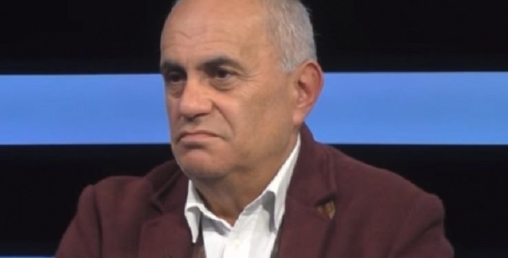 “Nxënësve u uroj ta shohin çdo mësues që pranon byzylyqe, unaza e brekë, si legen”. Mesazhi i Artan Fugës, për  Ditën e Mësuesit*