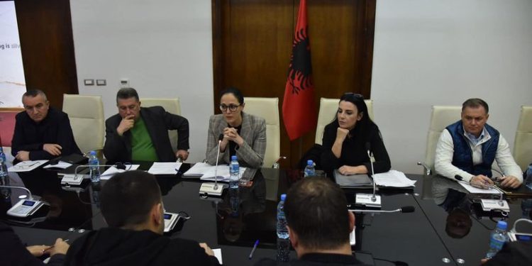 Nafta 217 lekë litri/ pas mbledhjes së Bordit, Rama publikon çmimet e nënprodukteve të naftës për konsumatorët