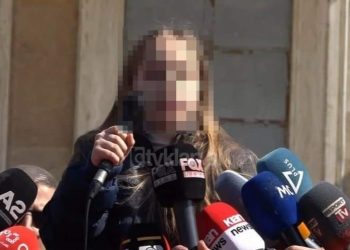 Ministrja e Arsimit Evis Kushi qorton prindërit që shpien fëmijët në protestat anti-krizë: “Nuk mund ta pranoj keqpërdorimin e fëmijëve dhe çedukimin e tyre…”