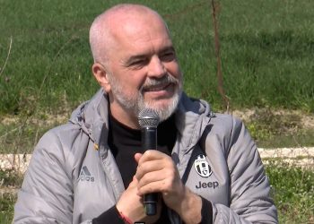 Protestuesit i kërkojnë uljen e barrës fiskale, Rama u shpjegon taksat fermerëve: “Ata jashtë kanë edhe taksa për shtëpinë e tokën. Po me heq dhe taksën e naftës, me se do t’i bëjmë gjërat?”