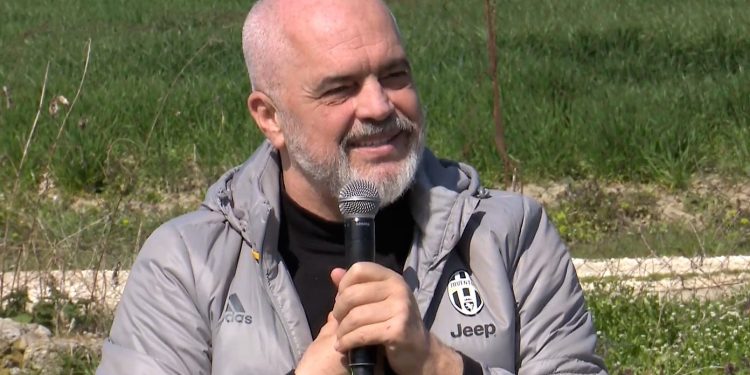 Protestuesit i kërkojnë uljen e barrës fiskale, Rama u shpjegon taksat fermerëve: “Ata jashtë kanë edhe taksa për shtëpinë e tokën. Po me heq dhe taksën e naftës, me se do t’i bëjmë gjërat?”