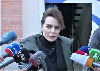 Tirana në protestë/ Grida Duma: “Përtej Bashës dhe Berishës, duhet t’i japim dorën çdo demokrati. Sot duhej të ishim në protestë”