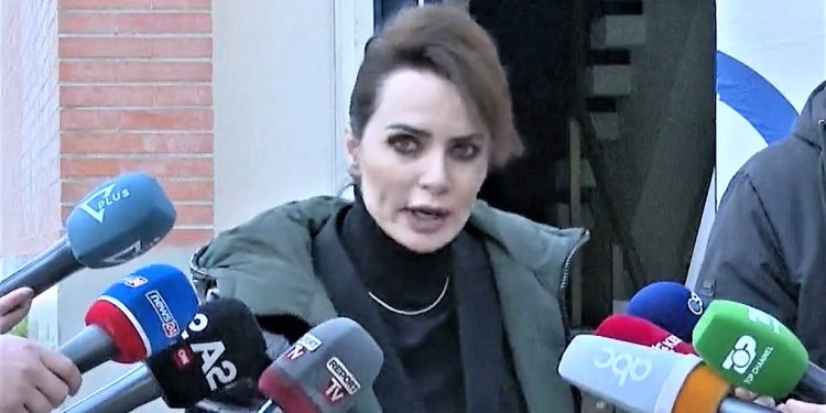 Tirana në protestë/ Grida Duma: “Përtej Bashës dhe Berishës, duhet t’i japim dorën çdo demokrati. Sot duhej të ishim në protestë”