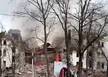 Vazhdon kërkimi nën  rrënojat e teatrit të Mariupolit/ Brenda, me qindra familje