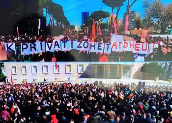 Tirana proteston për uljen e çmimeve:  “I mbajmë familjet me 6 mijë lekë të vjetra në ditë”