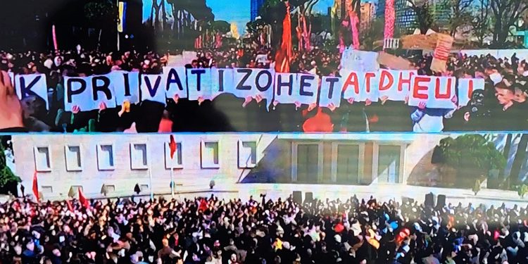 Tirana proteston për uljen e çmimeve: “I mbajmë familjet me 6 mijë lekë të vjetra në ditë”