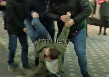 Policët civilë tërheqin zvarrë të riun që protestonte. Skena  aq e fortë,  sa  policët me divizë u tërheqin vëmendjen: “Avash se ka gazetarë!”