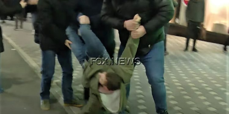 Policët civilë tërheqin zvarrë të riun që protestonte. Skena aq e fortë, sa policët me divizë u tërheqin vëmendjen: “Avash se ka gazetarë!”