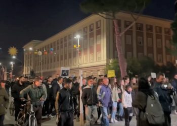 Vijojnë protestat në Tiranë. Protestuesit thërrasin në bulevard: “Shteti i Çet Kastratit”