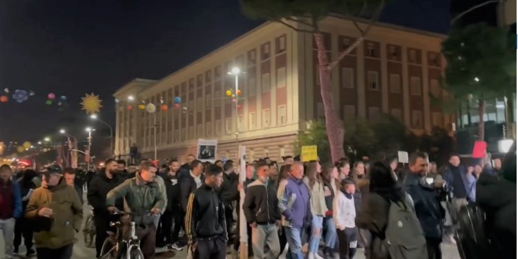 Vijojnë protestat në Tiranë. Protestuesit thërrasin në bulevard: “Shteti i Çet Kastratit”