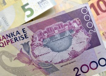 Fusnin në treg pará false. Arrestohen 5 të rinj nga 16-19 vjeç