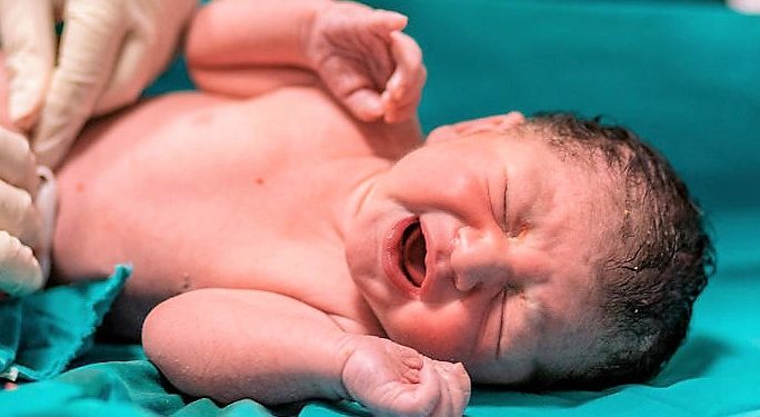 Shkon në urgjencën e QSUT-së me dhimbje të forta barku, askush nuk e kupton që është shtatëzanë. 20 vjeçarja lind në banjo