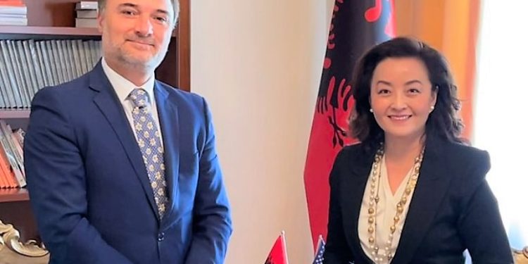 Sali Berishës i ngec sharra në gozhdë. Yuri Kim njeh Alibeajn si kryetar të PD-së