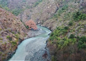 Mbytet një i mitur në lumë. Polica ndërpret kërkimet për hir të errësirës