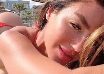 Sellfie në plazh/ Modelja kap në befasi gruan që e fotografonte nga pas: “Mos ka ndonjë kënd më të mirë?!” (video)